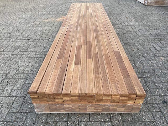 Ca. 80x guyana teak vlonderplanken geschaafd gevingerlast, 27x70mm, lengte 400cm - afbeelding 1 van  3