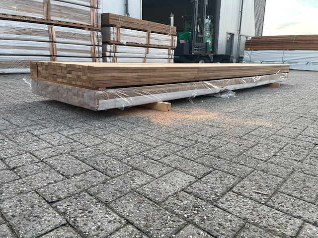 Ca. 80x guyana teak vlonderplanken geschaafd gevingerlast, 27x70mm, lengte 400cm - afbeelding 2 van  3