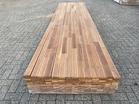 Ca. 80x guyana teak vlonderplanken geschaafd gevingerlast, 27x70mm, lengte 400cm - afbeelding 1 van  3