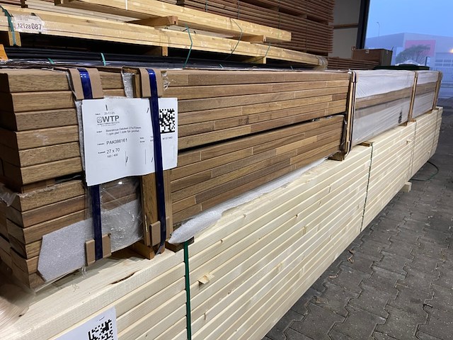 Ca. 80x guyana teak vlonderplanken gevingerlast, 27x70mm, lengte 400cm - afbeelding 2 van  3