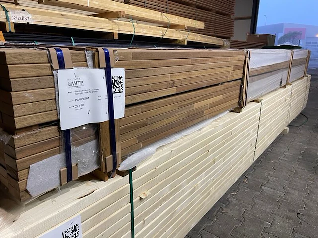 Ca. 80x guyana teak vlonderplanken gevingerlast, 27x70mm, lengte 400cm - afbeelding 2 van  3
