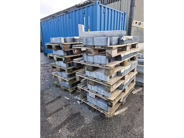 Ca. 80x plat-dak betonvoet t.b.v. zonnepanelen - afbeelding 1 van  9