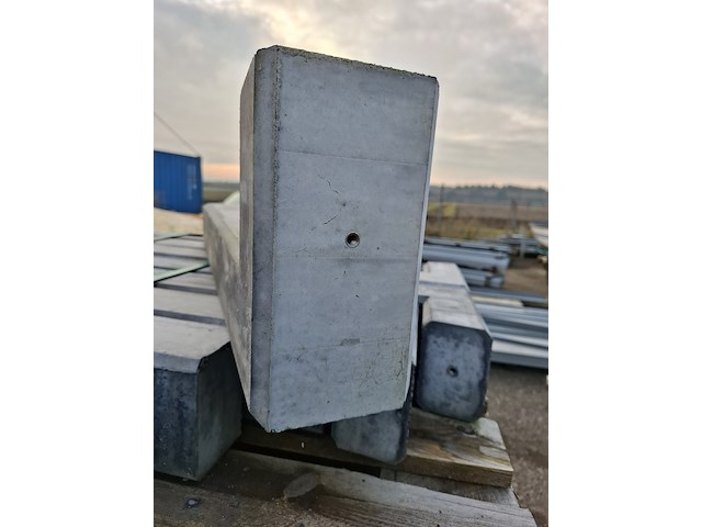 Ca. 80x plat-dak betonvoet t.b.v. zonnepanelen - afbeelding 5 van  9