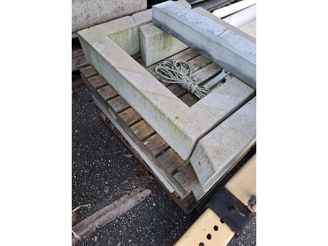 Ca. 80x plat-dak betonvoet t.b.v. zonnepanelen - afbeelding 7 van  9