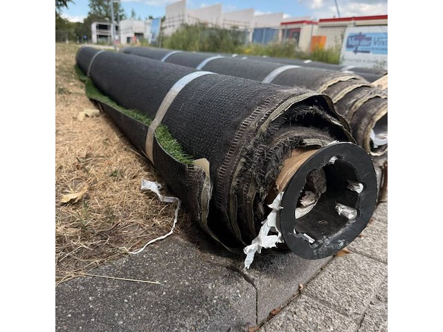 Ca. 8,4m2 kunstgras, 30 mm hoog, groen, wit - afbeelding 1 van  2
