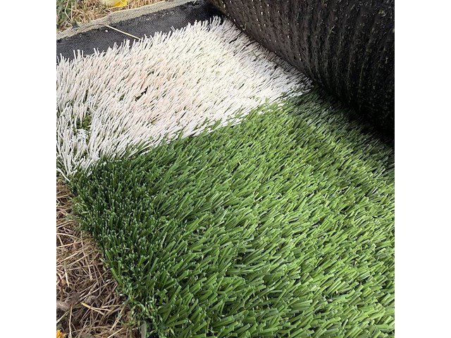 Ca. 8,4m2 kunstgras, 30 mm hoog, groen, wit - afbeelding 2 van  2