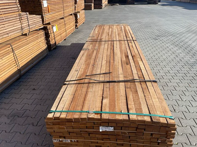 Ca. 84x guyana teak latten fijnbezaagd, 31x50mm, lengte 29/365cm, 55/400cm - afbeelding 1 van  3