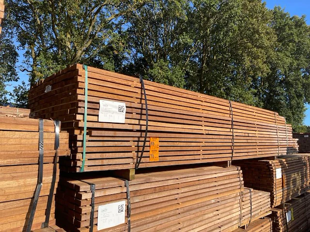 Ca. 84x guyana teak latten fijnbezaagd, 31x50mm, lengte 29/365cm, 55/400cm - afbeelding 2 van  3