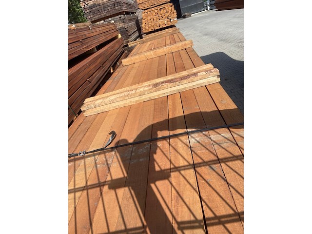 Ca. 84x guyana teak planken fijnbezaagd, 31x80mm, lengte 520cm - afbeelding 1 van  3