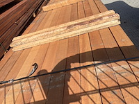 Ca. 84x guyana teak planken fijnbezaagd, 31x80mm, lengte 520cm