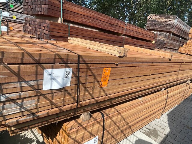 Ca. 84x guyana teak planken fijnbezaagd, 31x80mm, lengte 520cm - afbeelding 2 van  3