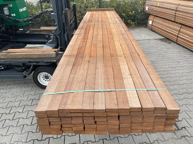 Ca. 84x guyana teak planken fijnbezaagd, 31x80mm, lengte 520cm - afbeelding 1 van  3