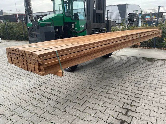 Ca. 84x guyana teak planken fijnbezaagd, 31x80mm, lengte 520cm - afbeelding 2 van  3