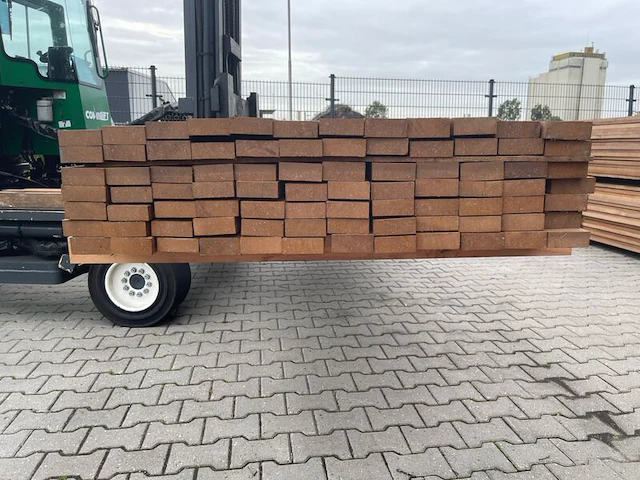 Ca. 84x guyana teak planken fijnbezaagd, 31x80mm, lengte 520cm - afbeelding 3 van  3
