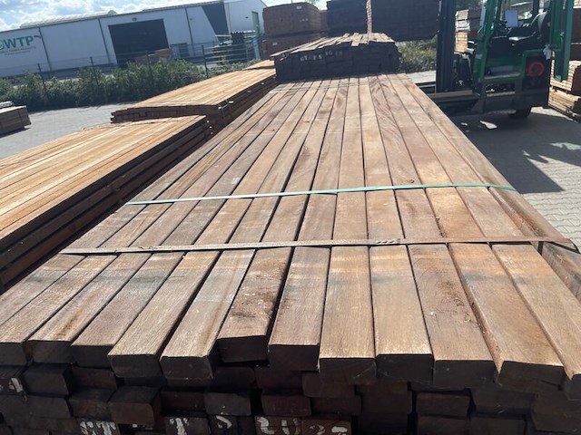 Ca. 84x hardhouten regels geschaafd, 40x70mm, lengte 335cm - afbeelding 1 van  3