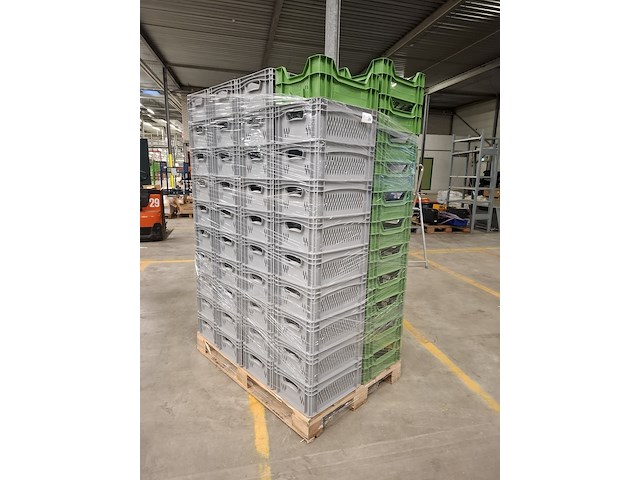 Ca 84x kunststof stapelkrat - afbeelding 1 van  5