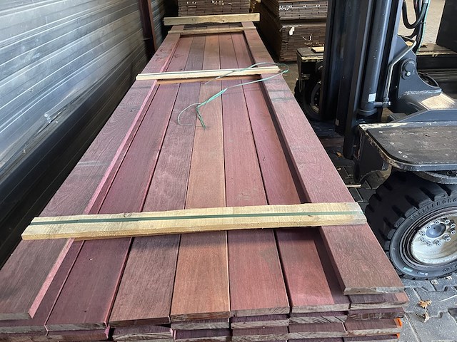 Ca. 84x purple heart planken geschaafd, 21x120mm, lengte 22/335cm, 29/365cm, 25/400cm, 8/430cm - afbeelding 1 van  3