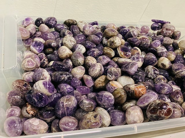 Ca. 8,5 kilo amethist trommelstenen maat l - afbeelding 3 van  5