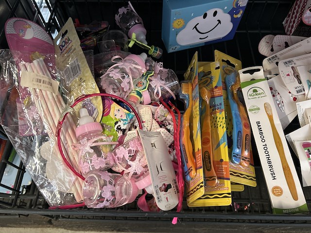 Ca. 85x divers kinderspeelgoed en accessoires , w.o. dora, fit4kids - afbeelding 2 van  4