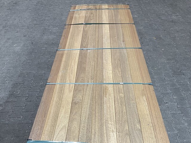 Ca. 88x guyana teak planken geschaafd, 21x90mm, lengte 215cm - afbeelding 1 van  4