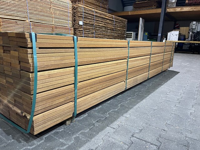 Ca. 88x guyana teak planken geschaafd, 21x90mm, lengte 215cm - afbeelding 2 van  4