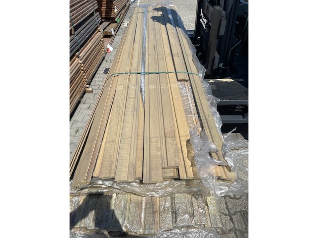 Ca. 89x hardhouten channelsiding gecoat, 21x97mm, lengte 10/365cm, 62/400cm, 4/430cm, 13/460cm - afbeelding 1 van  3