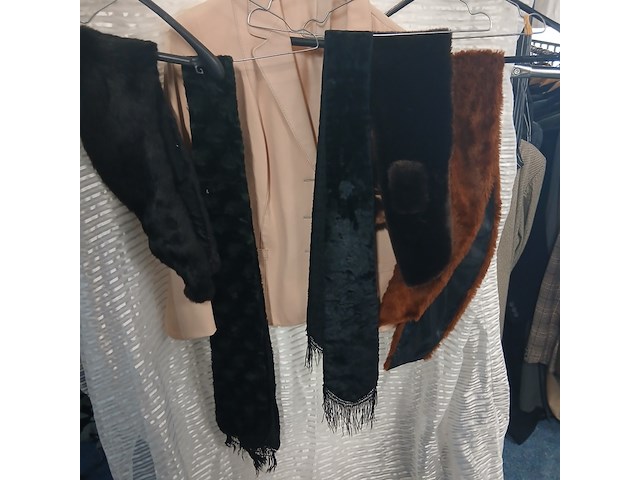 Ca. 89x ouderwetse vestjes en man/ vrouw colberts - afbeelding 7 van  9