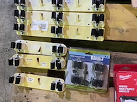 Ca. 8x tuin/gereedschap-houders - afbeelding 2 van  2