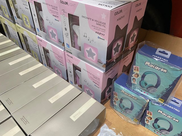 Ca. 90x kussens, geurstokjes en koptelefoons, kaat, bigben maistro millefiori - afbeelding 5 van  7