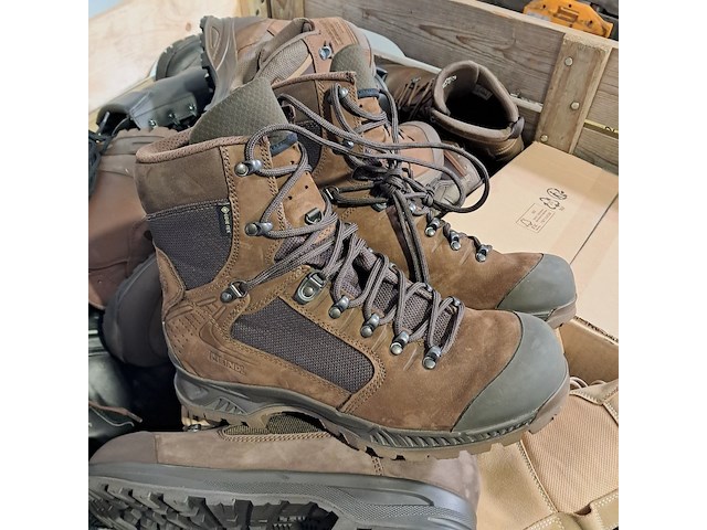 Ca. 90x paar diverse schoenen, o.a. haix, neskrid en meindl - afbeelding 3 van  8