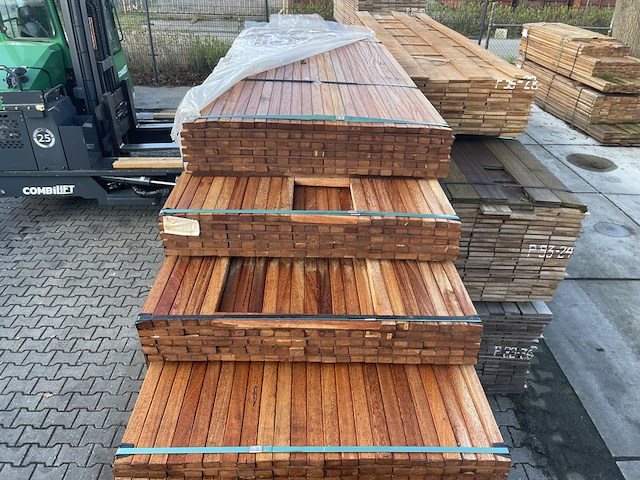 Ca. 92x angelim pedra latten geschaafd, 21x40mm, lengte 305cm - afbeelding 1 van  3