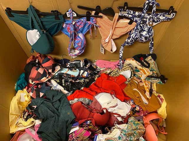 Ca. 92x badpakken en bikini's, cyell, beachlife, fantasia, maat 36 t/m 42 - afbeelding 1 van  4