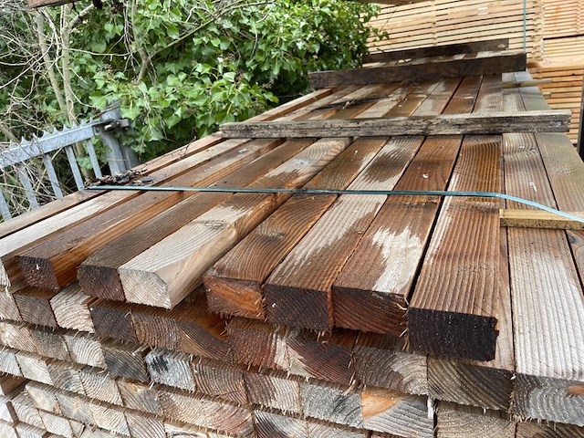 Ca. 93x douglas balken fijnbezaagd, 50x75mm, lengte 400cm - afbeelding 1 van  3