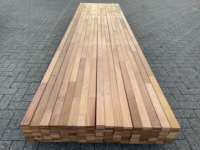 Ca. 95x guyana teak onderliggers geschaafd gevingerlast, 40x60mm, lengte 395cm - afbeelding 1 van  3