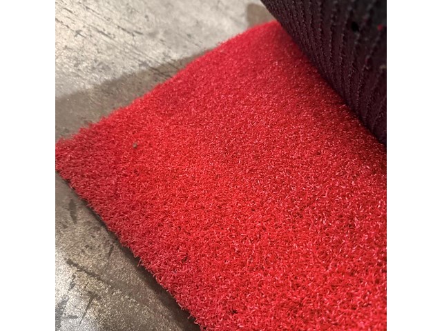 Ca. 96m2 kunstgras, 10 mm hoog, rood - afbeelding 1 van  2