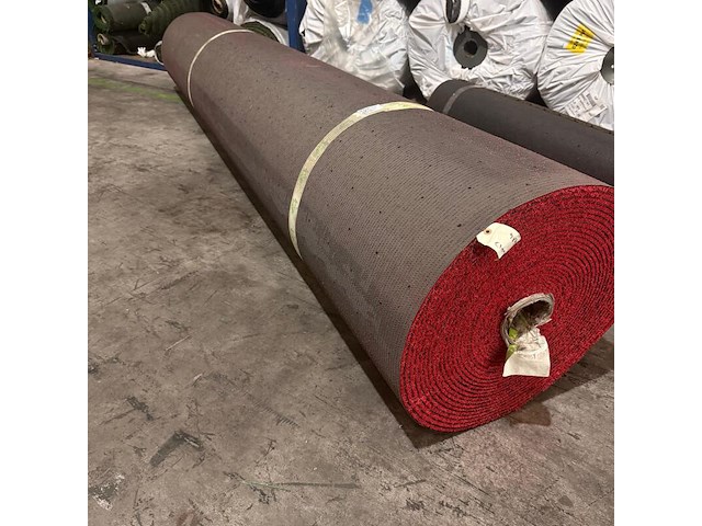 Ca. 96m2 kunstgras, 10 mm hoog, rood - afbeelding 2 van  2