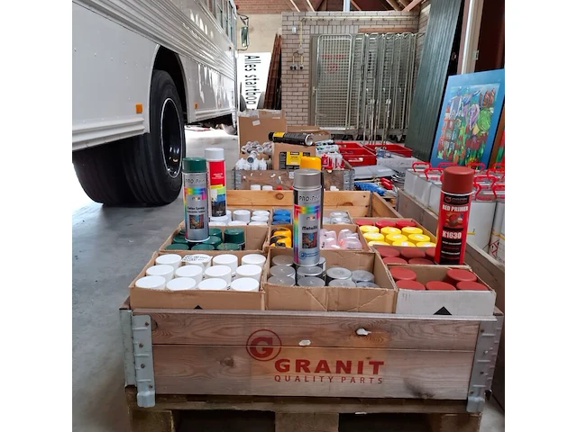 Ca. 96x diverse verf spuitbussen - afbeelding 1 van  11
