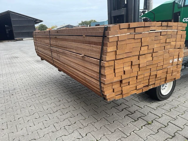 Ca. 96x guyana teak planken fijnbezaagd, 31x80mm, lengte 305cm - afbeelding 2 van  3
