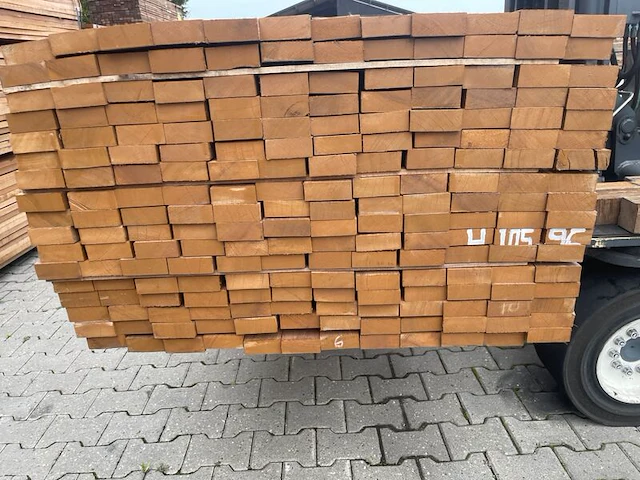 Ca. 96x guyana teak planken fijnbezaagd, 31x80mm, lengte 305cm - afbeelding 3 van  3