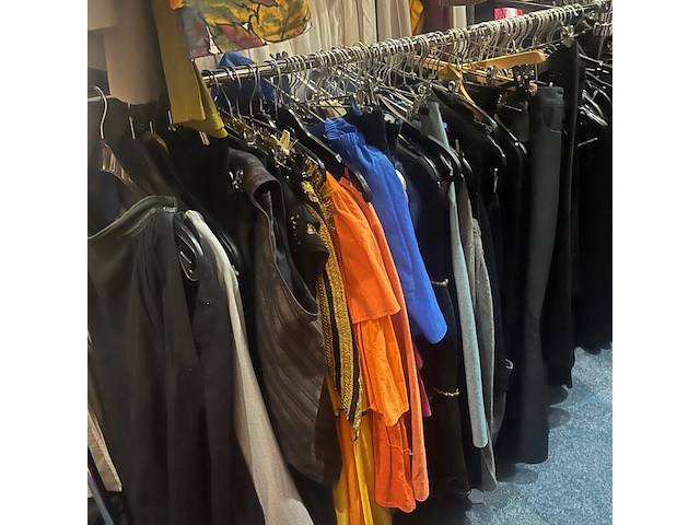 Ca. 98x donkere kleding - afbeelding 1 van  4