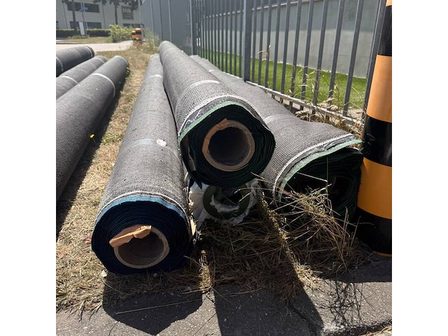 Ca. 99,6m2 kunstgras, 24 mm hoog, groen - afbeelding 2 van  3