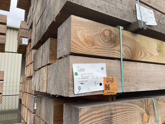 Ca. 9x douglas balken fijnbezaagd, 200x200mm, lengte 400cm - afbeelding 4 van  4
