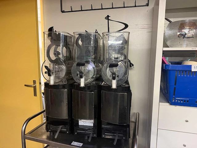 Cab skyline 3 prem - professionele slushmachine 3 reservoirs met rvs serveerwagen - afbeelding 2 van  7