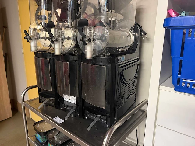 Cab skyline 3 prem - professionele slushmachine 3 reservoirs met rvs serveerwagen - afbeelding 5 van  7