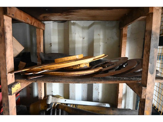 Cac - fbv 882 20”- zeecontainer met complete inhoud werkplaats container met tractor onderdelen - afbeelding 2 van  40