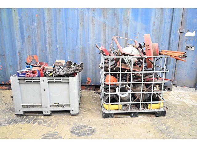 Cac - fbv 882 20”- zeecontainer met complete inhoud werkplaats container met tractor onderdelen - afbeelding 21 van  40