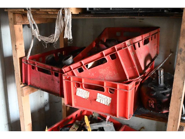 Cac - fbv 882 20”- zeecontainer met complete inhoud werkplaats container met tractor onderdelen - afbeelding 36 van  40