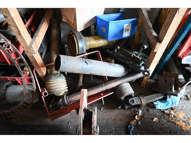 Cac - fbv 882 20”- zeecontainer met complete inhoud werkplaats container met tractor onderdelen - afbeelding 38 van  40