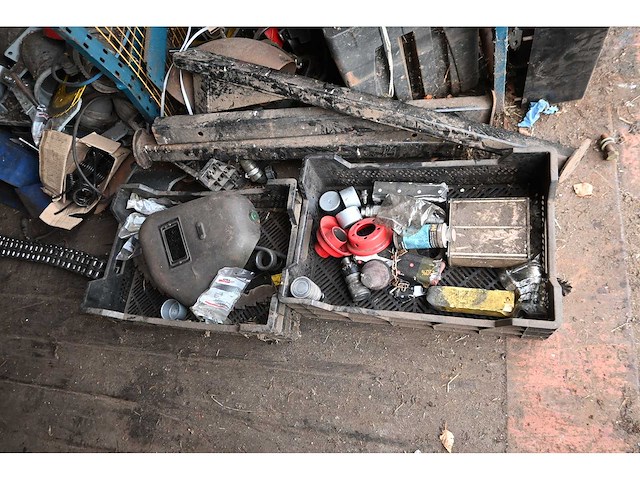 Cac - fbv 882 20”- zeecontainer met complete inhoud werkplaats container met tractor onderdelen - afbeelding 6 van  40