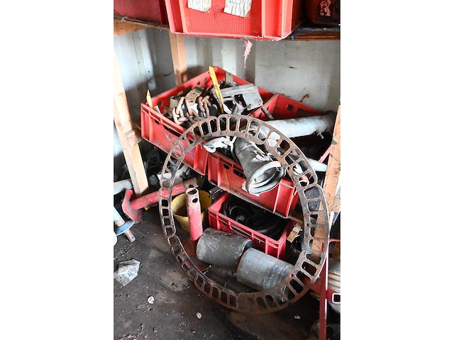 Cac - fbv 882 20”- zeecontainer met complete inhoud werkplaats container met tractor onderdelen - afbeelding 37 van  40